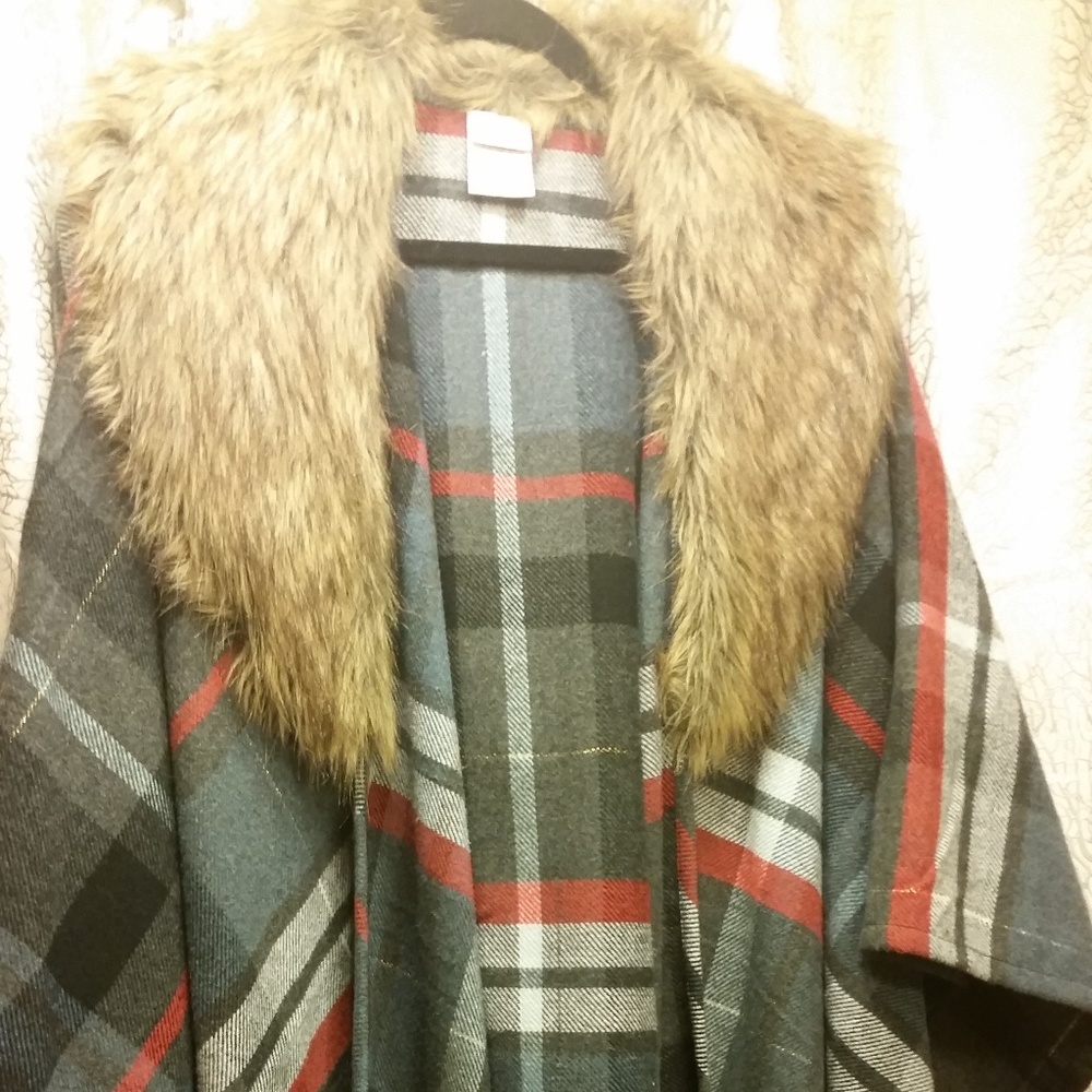 Merona Cape with button on/off fur collar.